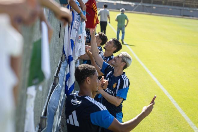 La afición abraza al Real Zaragoza en el entrenamiento de puertas abiertas en la Ciudad Deportiva