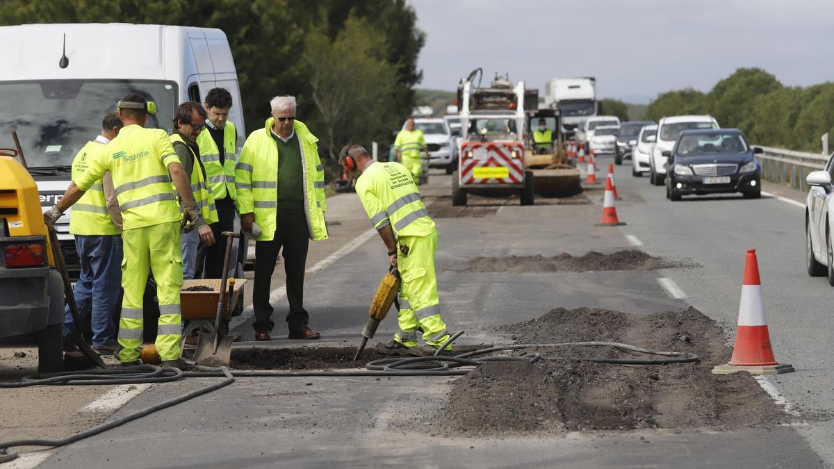Trabajos de mejora del asfalto en la autovía A4 a su paso por Córdoba.