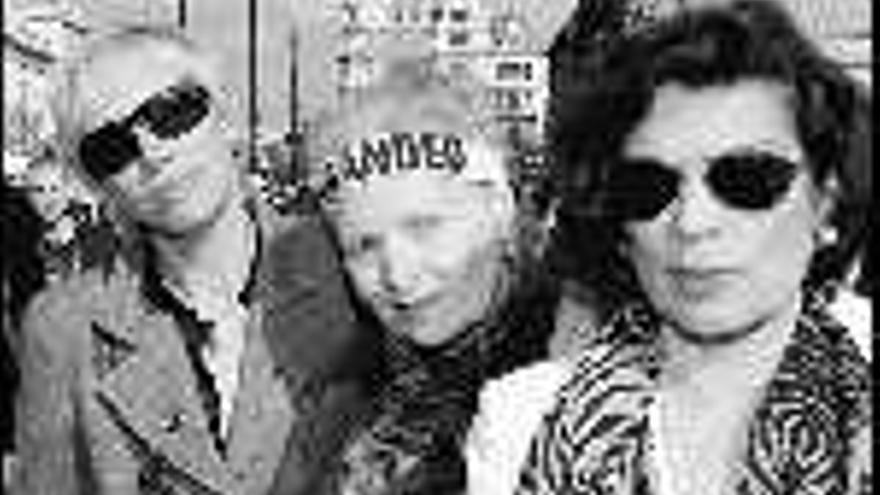 La cantante Annie Lennox (izda.), la diseñadora Vivienne Westwood y Bianca Jagger, durante una protesta. / efe