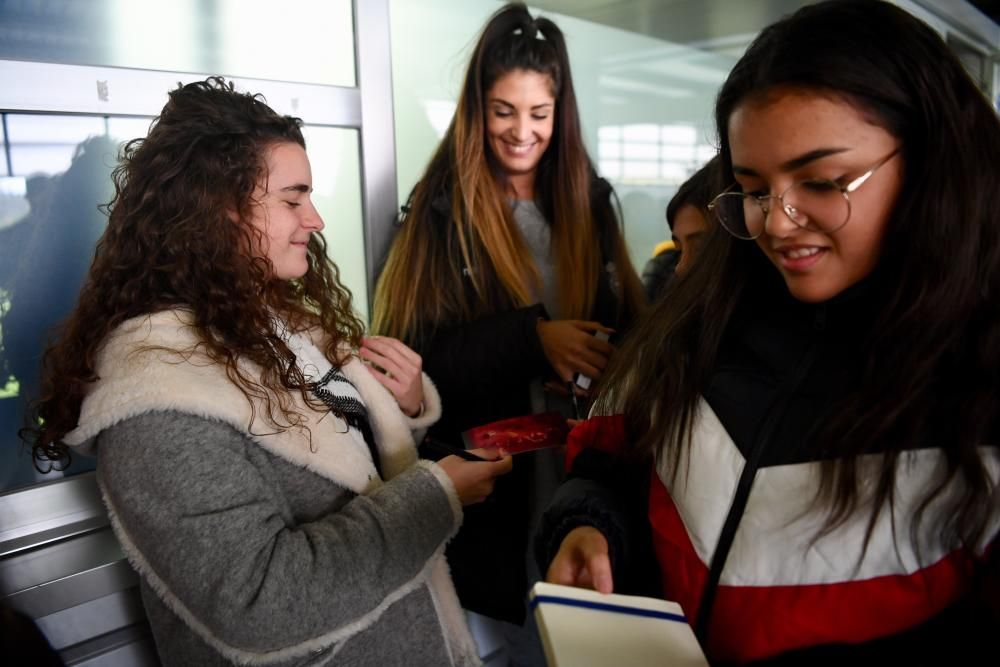 Alumnos del centro escolar visitan el estadio de Riazor y conocen a los jugadores del Deportivo en la segunda edición del programa de LA OPINIÓN que fomenta los valores deportivistas.