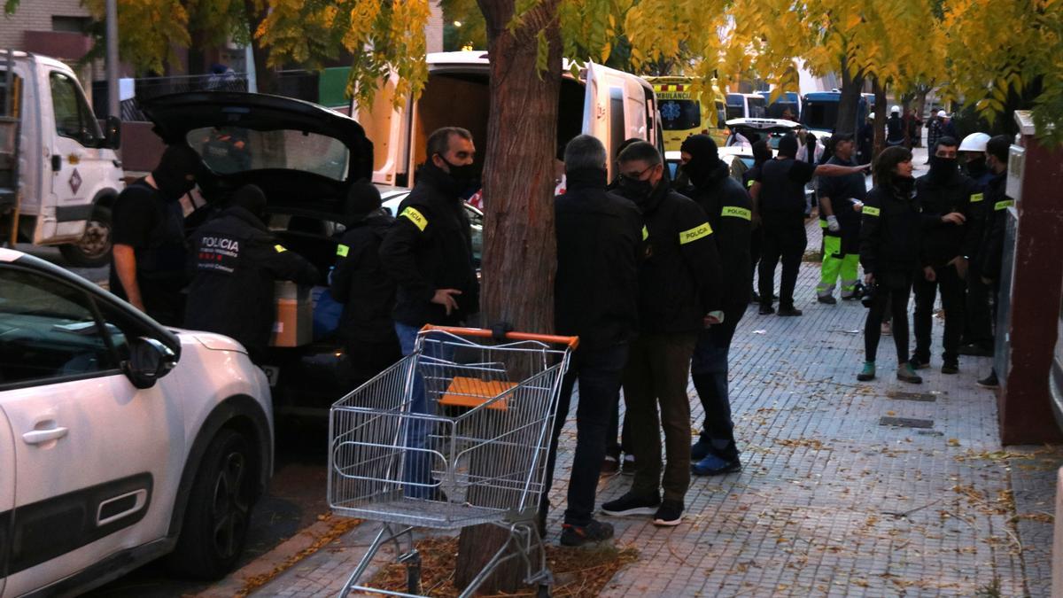 Efectivos de los Mossos durante el operativo en Constantí (Tarragona).