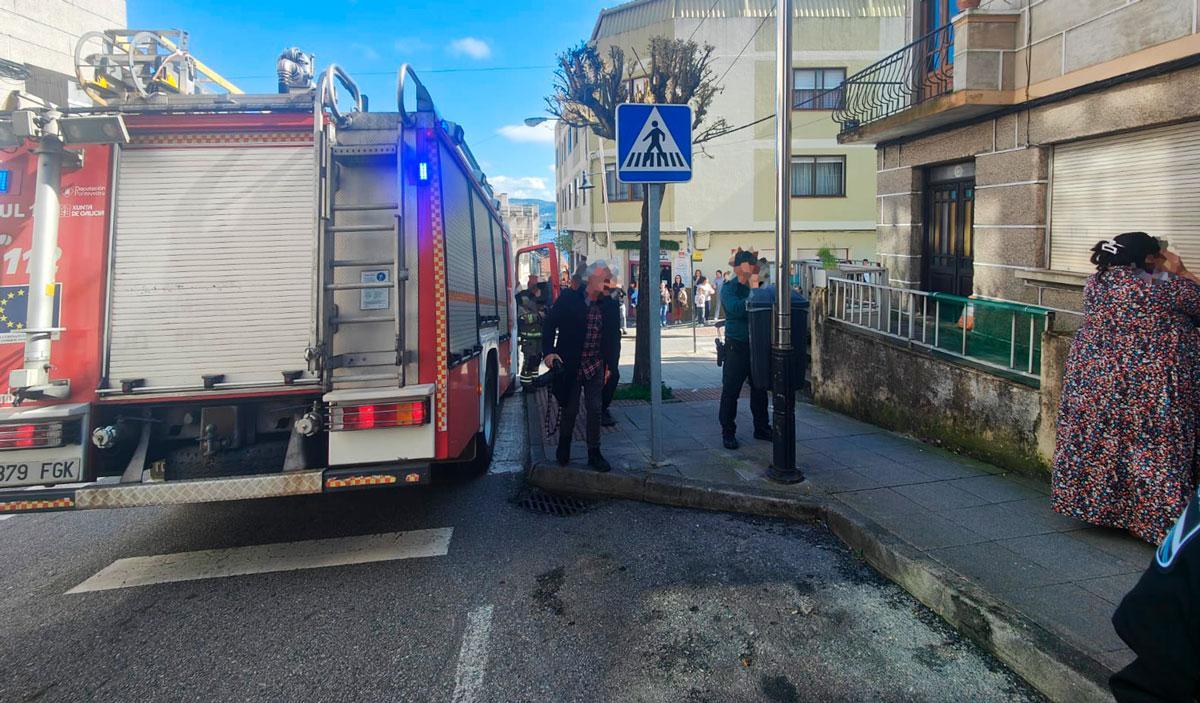 Los bomberos y la Guardia Civil, en el lugar de los hechos.