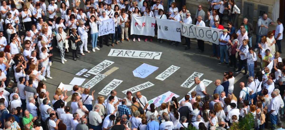 Unes 500 persones es van concentrar a la plaça de Sant Roc de Sabadell secundant la concentració de Parlem?.