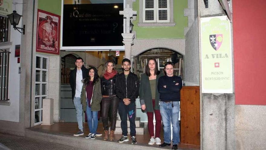 Marco Fernández, con su equipo, ayer, en la entrada del Mesón A Vila de A Estrada. // Bernabé / Ana Agra