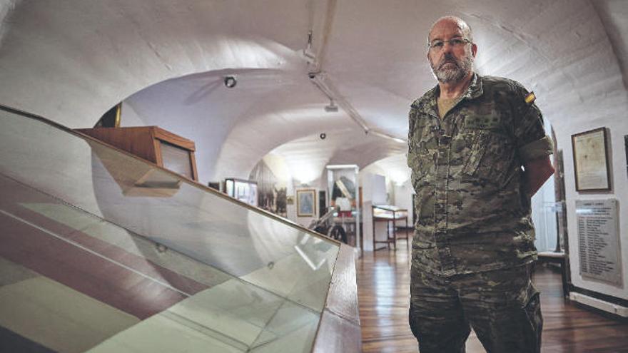 El coronel Francisco Santacreu en una de las salas del Museo Militar de Almeyda.