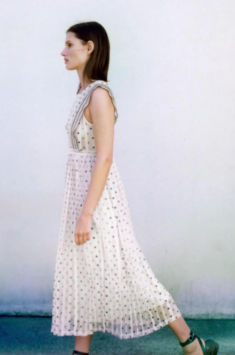 Vestido plisado con estampado de lunares, de Zara