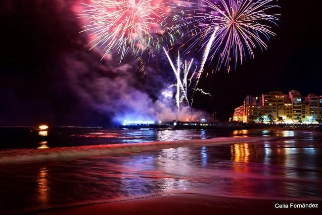 Espectáculo de fuegos artificiales tras el entierro de la sardina