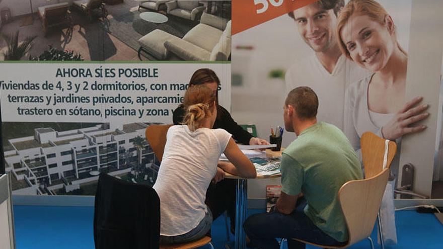 Compradores en una de las últimas ediciones del salón inmobiliario Simed celebrado en Málaga.