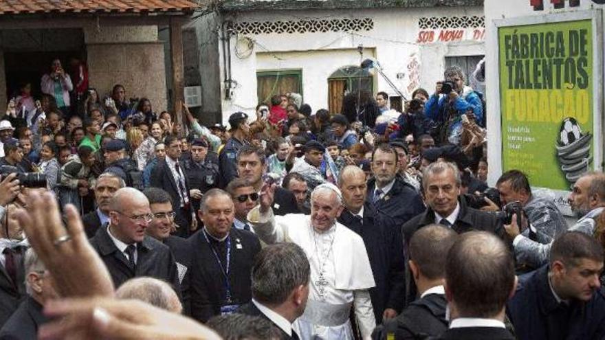 El Papa exhorta durante su visita a una favela de Río a atajar las desigualdades