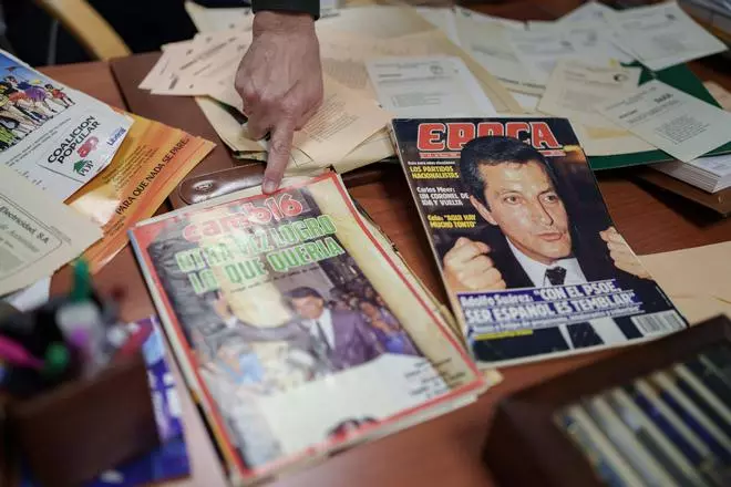 Tres carreras, un doctorado y una colección única de la España democrática