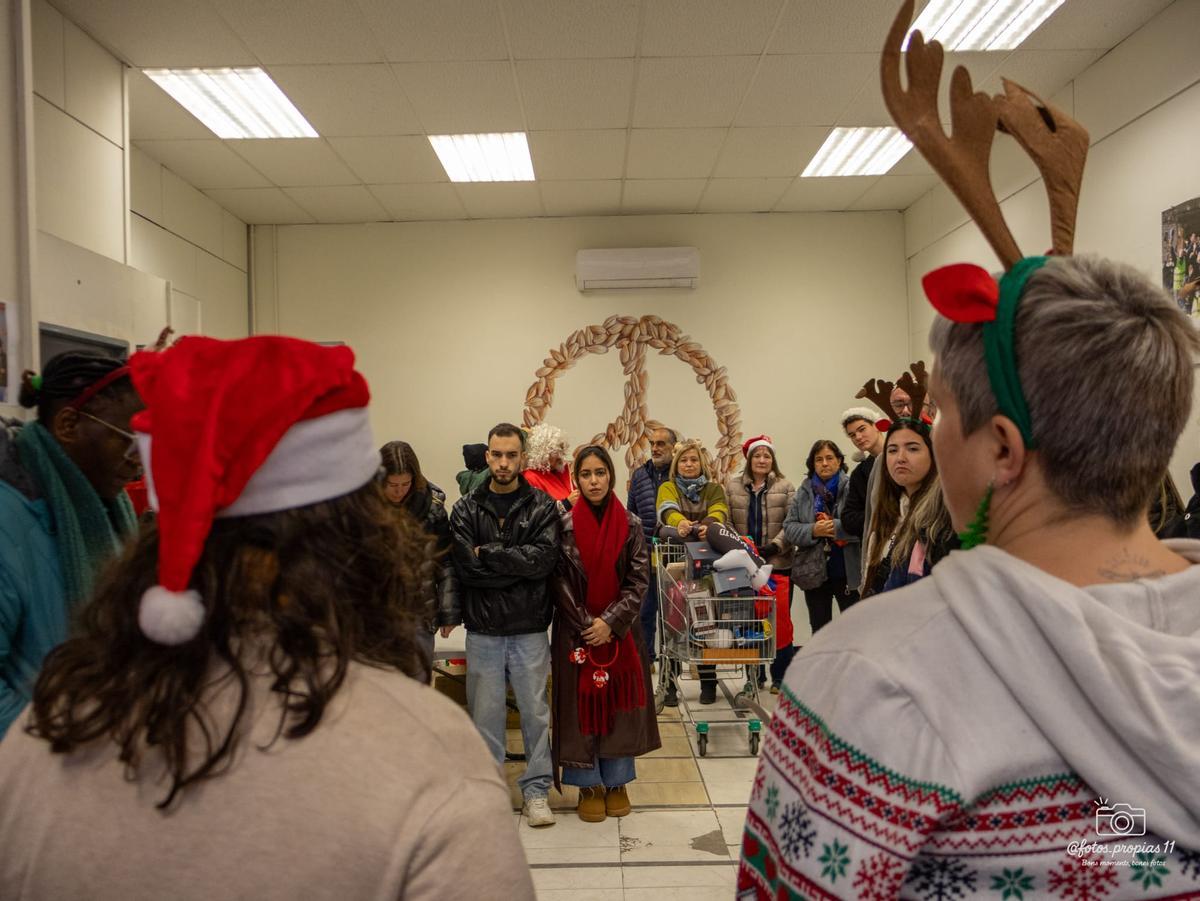 La Fundació del Convent de Santa Clara reparteix joguines a infants de la plataforma d'aliments