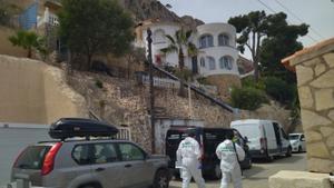 Agentes de la Guardia Civil junto al lugar del crimen.