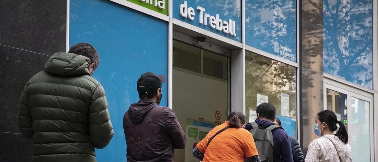 Cola delante de una Oficina de Treball de la Generalitat en Barcelona para tramitar el paro.