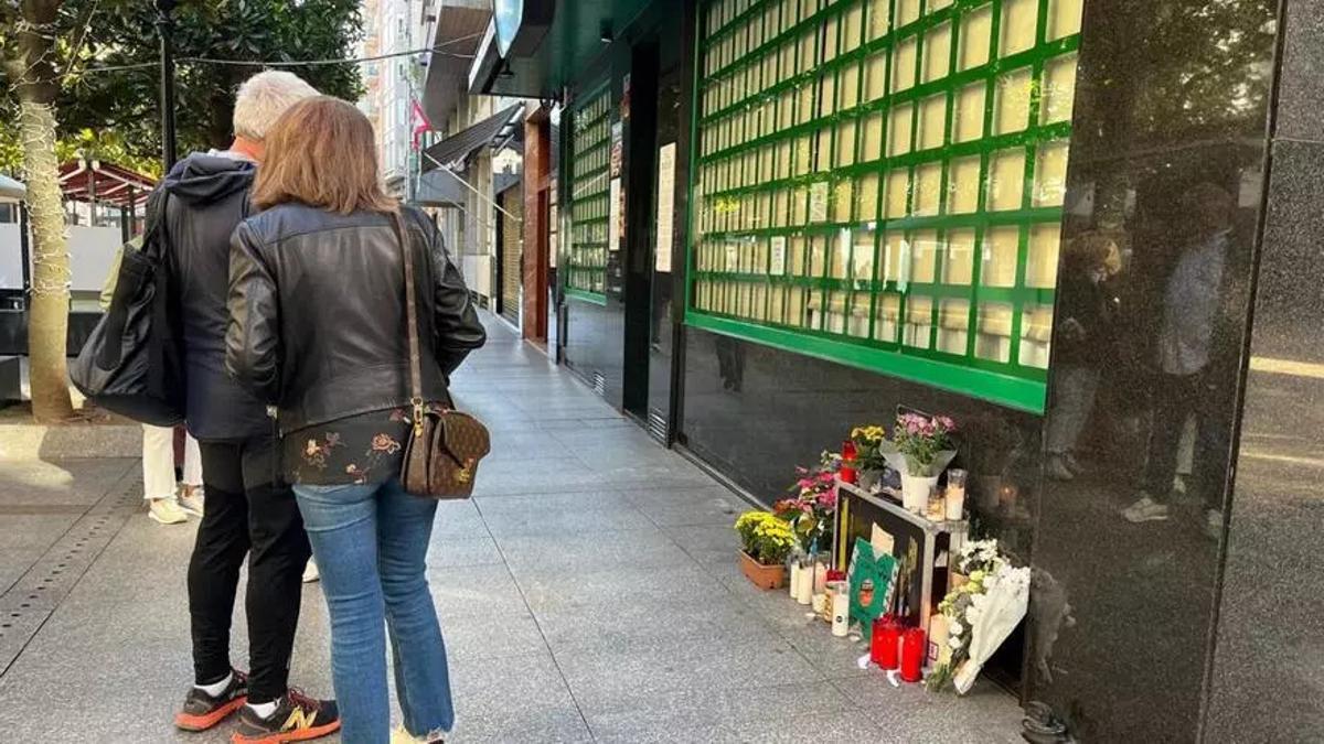 La esquina de la calle Corrida donde falleció Malnero, con un altar en su recuerdo hace un año.