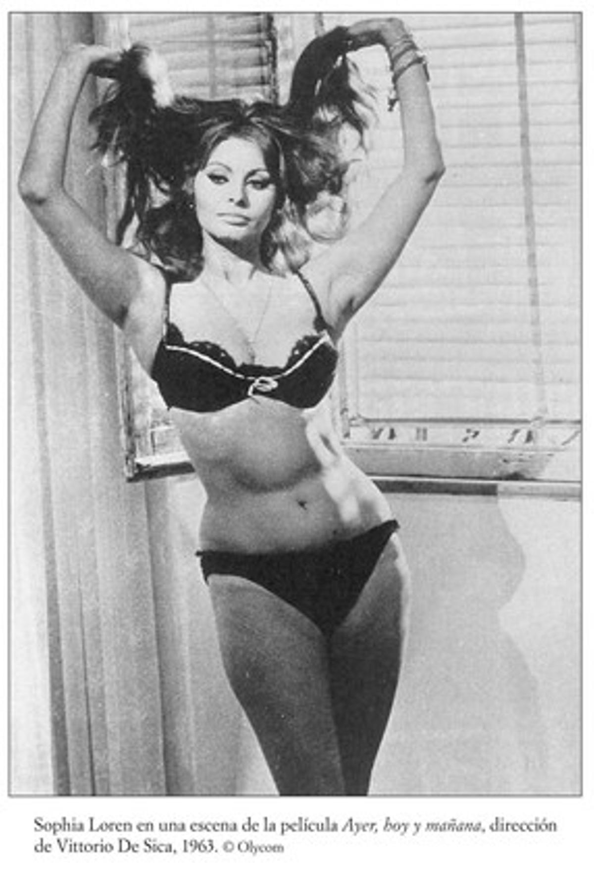 Sofia Loren, en biquini, en una escena de la pel·lícula ’Ahir, avui i demà’. Sofia Loren, en biquini, en una escena de la pel·lícula ’Ahir, avui i demà’.