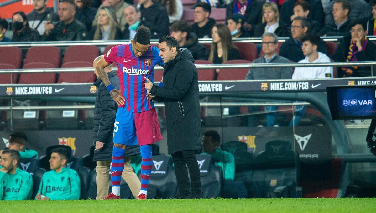 Xavi da instrucciones a Aubameyang antes de salir en la segunda parte del Barça-Cádiz.