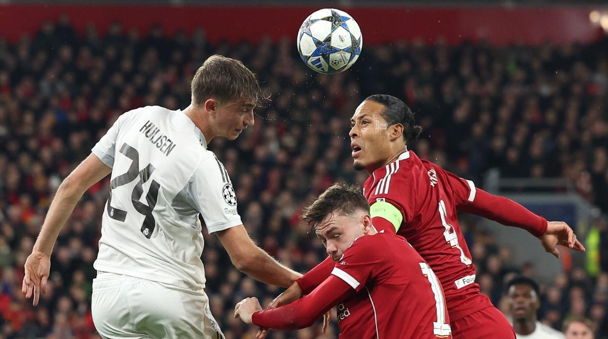 Huijsen, ante el Liverpool