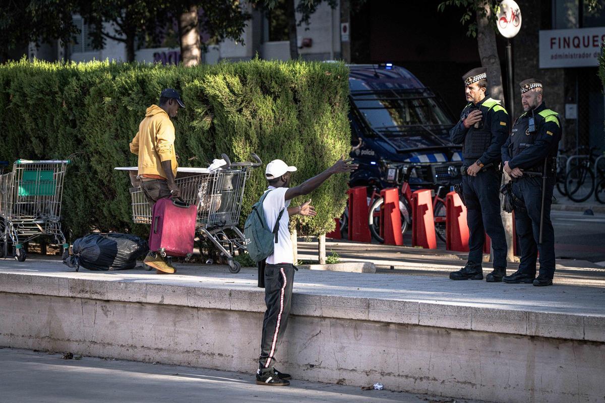 Barcelona desaloja a una treintena de personas sin hogar del parque Joan Miró