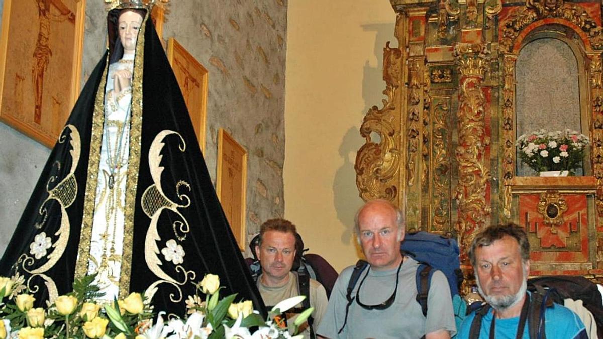 Peregrinos a Santiago de Compostela junto a la Virgen de la Soledad. | Ch. S.