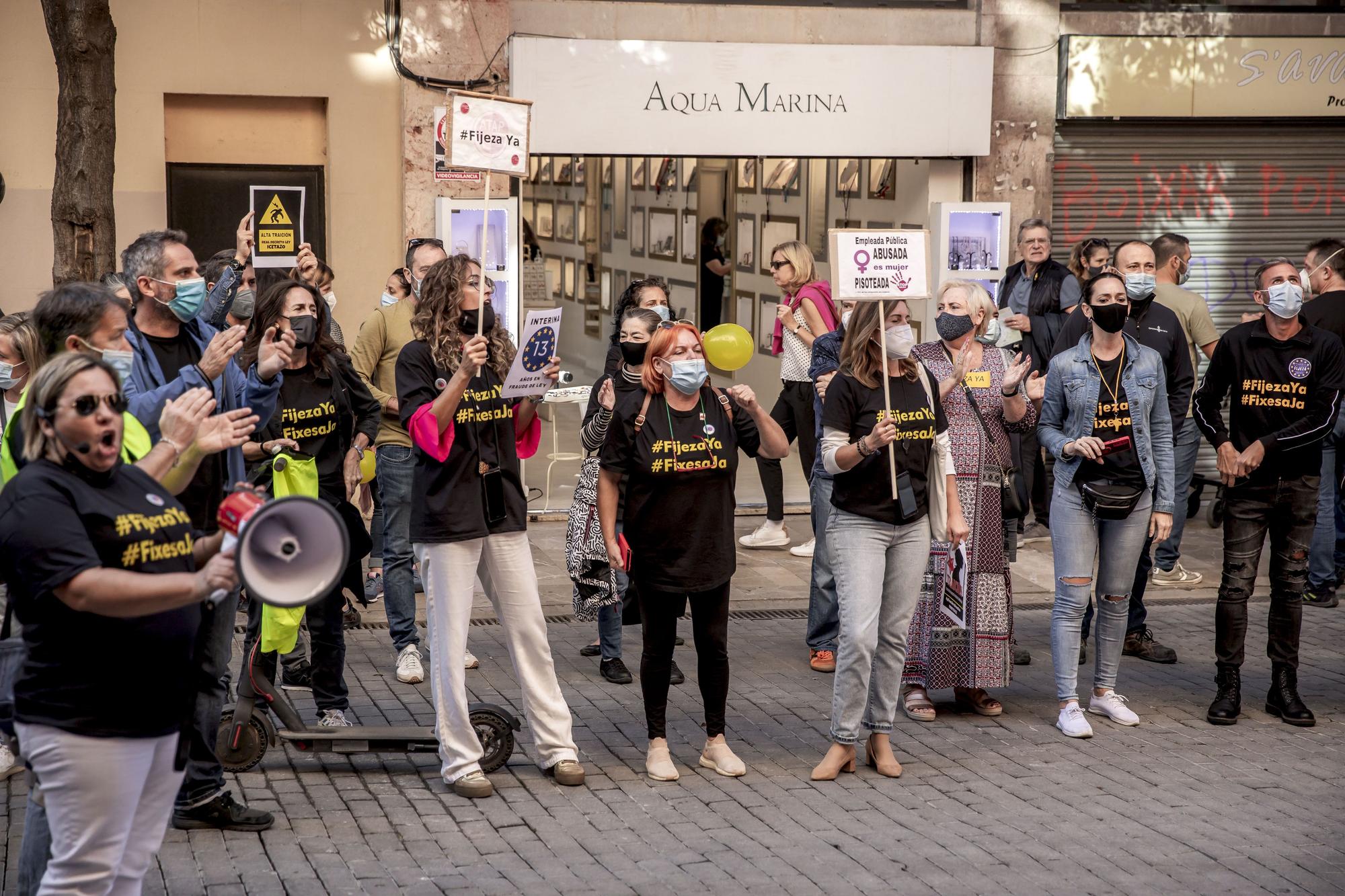 Los funcionarios interinos se manifiestan en Palma