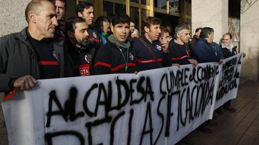 Los bomberos protestan ante el Ayuntamiento para exigir más personal