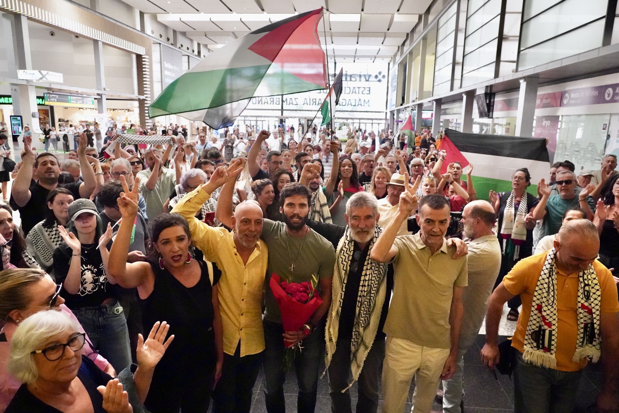 Los malagueños de la flotilla retenidos por Israel vuelven a casa