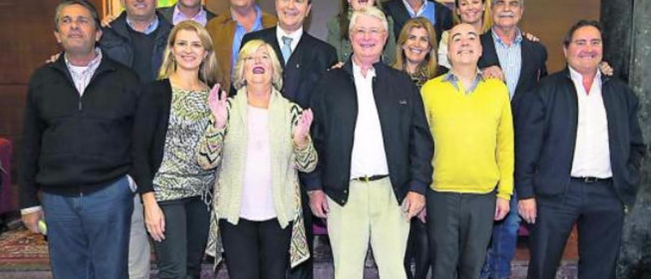 Fernando del Castillo, con pantalón blanco, junto a su equipo la noche en que se alzó como presidente.