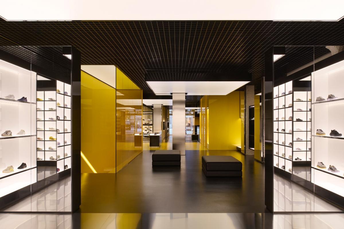 La tienda Onitsuka Tiger, en Barcelona, tiene una ambientación futurista.