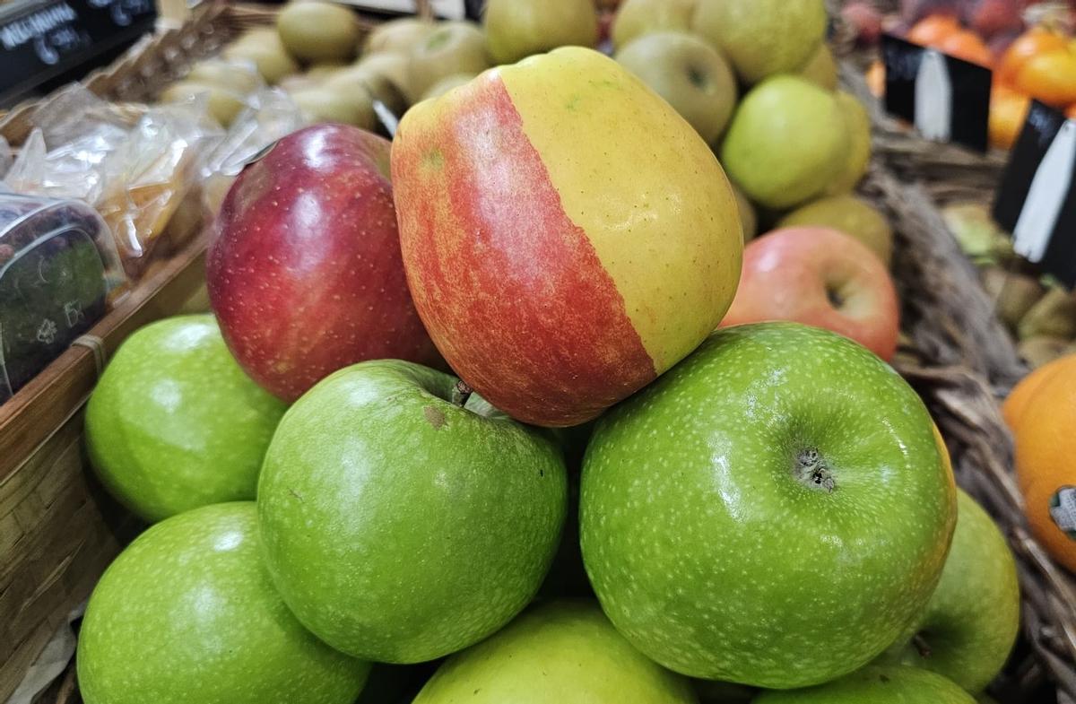 Una manzana Royal Gala con sus característicos colores