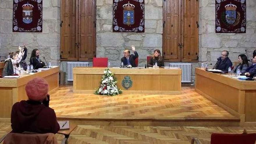 Momento de la votación en la sesión plenaria, ayer, en Ponteareas. // A.H.