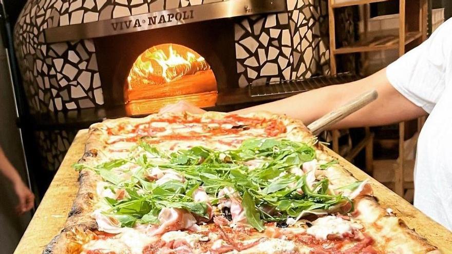 Las pizzas de Viva Napoli son de hasta un metro de longitud