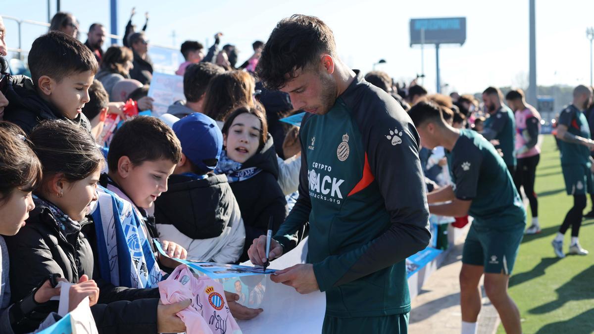 Més de 1.200 periquitos recolzen l’Espanyol en l’entrenament de portes obertes