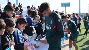 Puado firma camisetas a un grupo de niños en el entrenamiento de este miércoles.