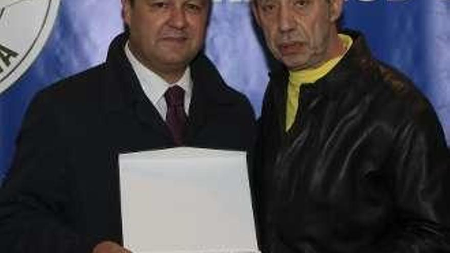 El presidente del Dépor recibe una placa del Grupo Casa Paco 81