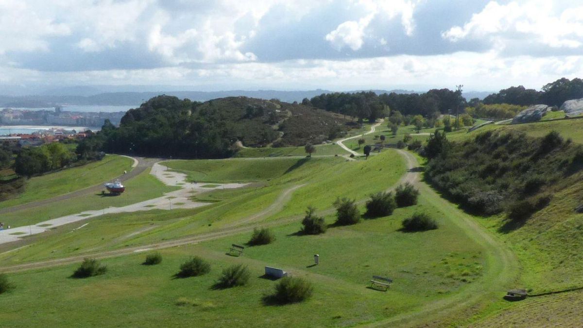 Vista del parque de Bens, con el hábitat de los brezales secos europeos al fondo.
