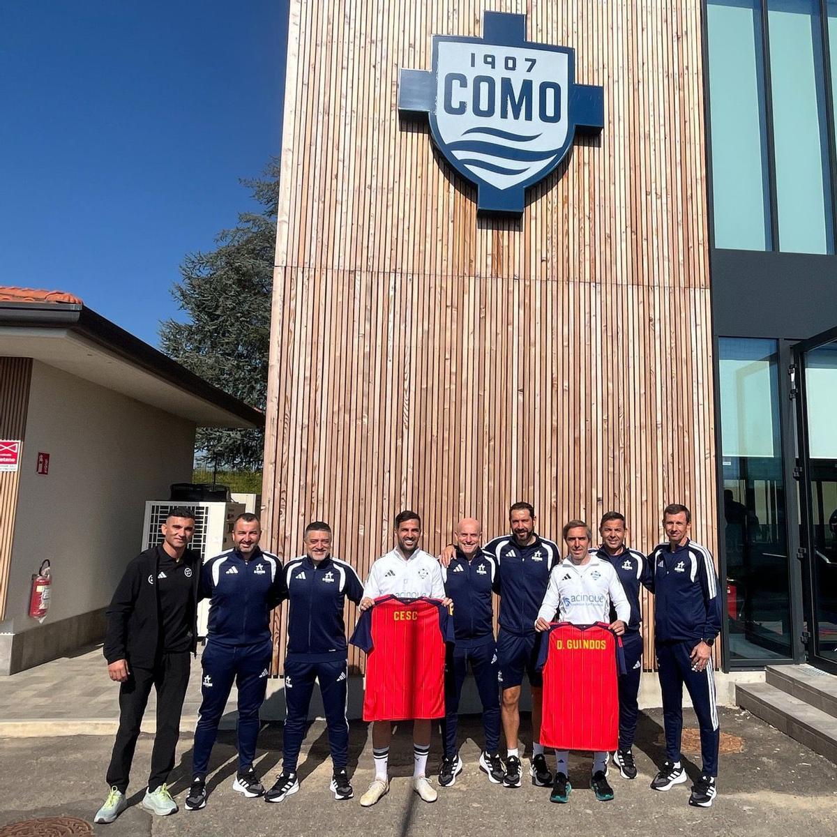 El grupo de entrenadores españoles, con Martínez y Pimienta, posan junto a Cesc Fábregas en la sede del Como.