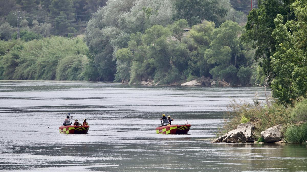 Operativo de búsqueda del chico de 15 años que ha desaparecido en el río Ebro en la playa del Arenal de Miravet (Ribera d'Ebre), este jueves