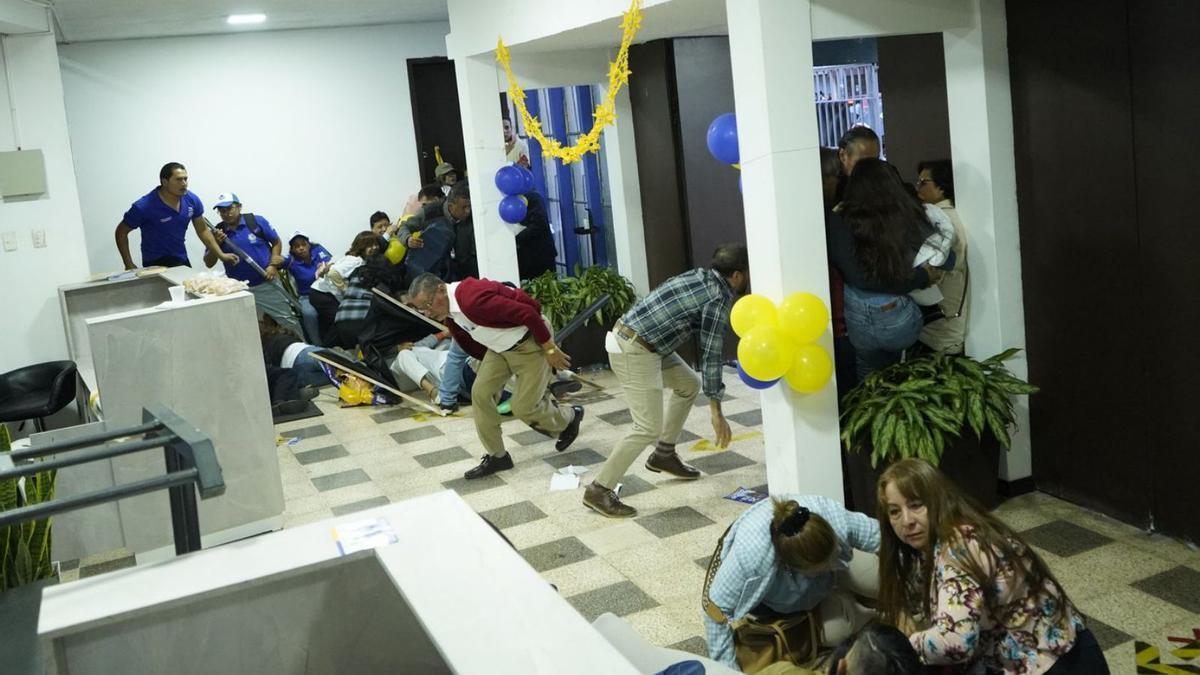 Asistentes al mitin se refugian durante el tiroteo a Villavicencio.