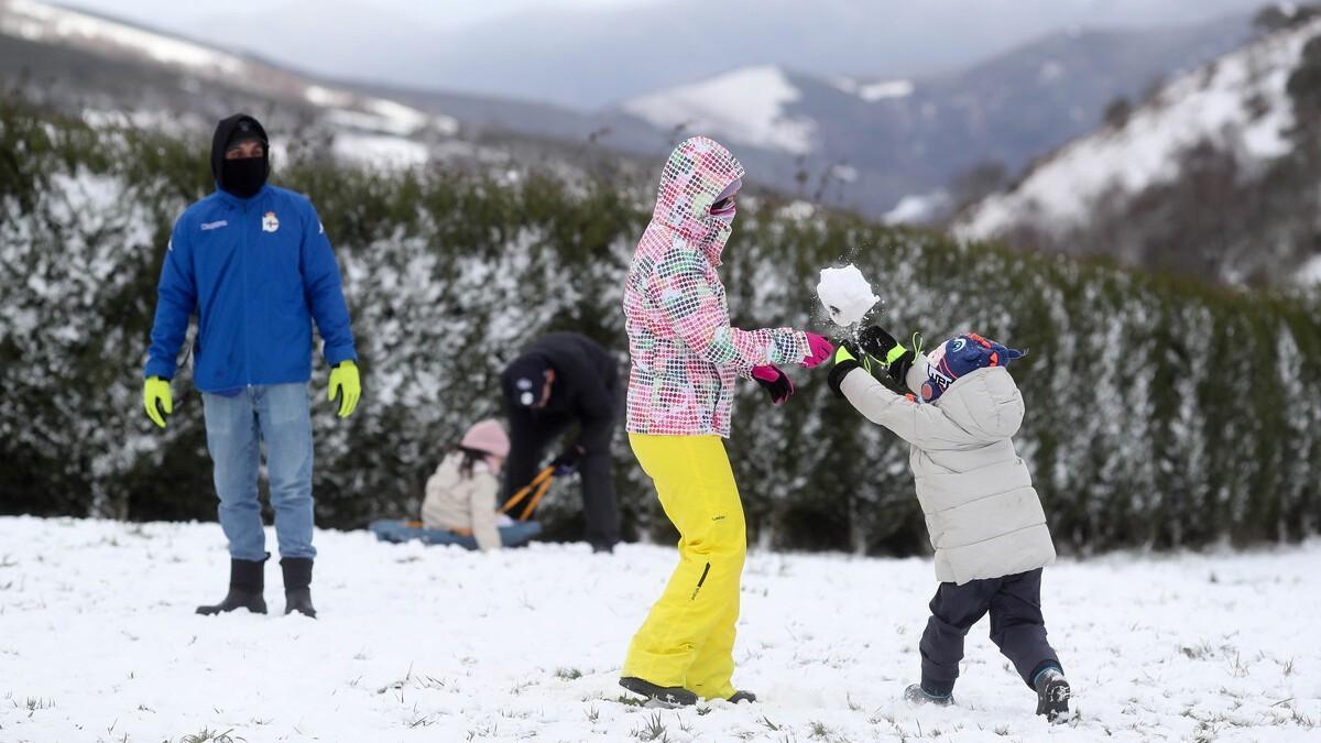 Varias personas disfrutan de la nieve en Pedrafita do Cebreiro