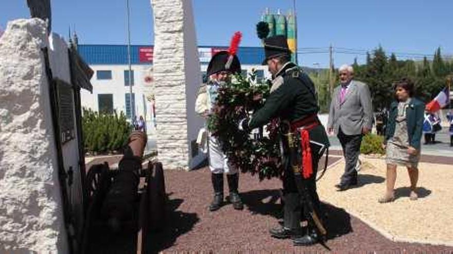 La alcaldesa y el diputado en la ofrenda en memoria de los caídos.