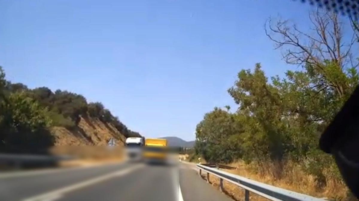 Imagen de archivo de un adelantamiento entre dos camiones.