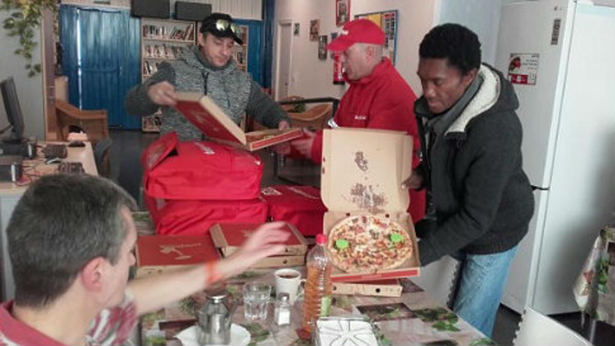 Telepizza entrega unas pizzas en la fundación RAIS