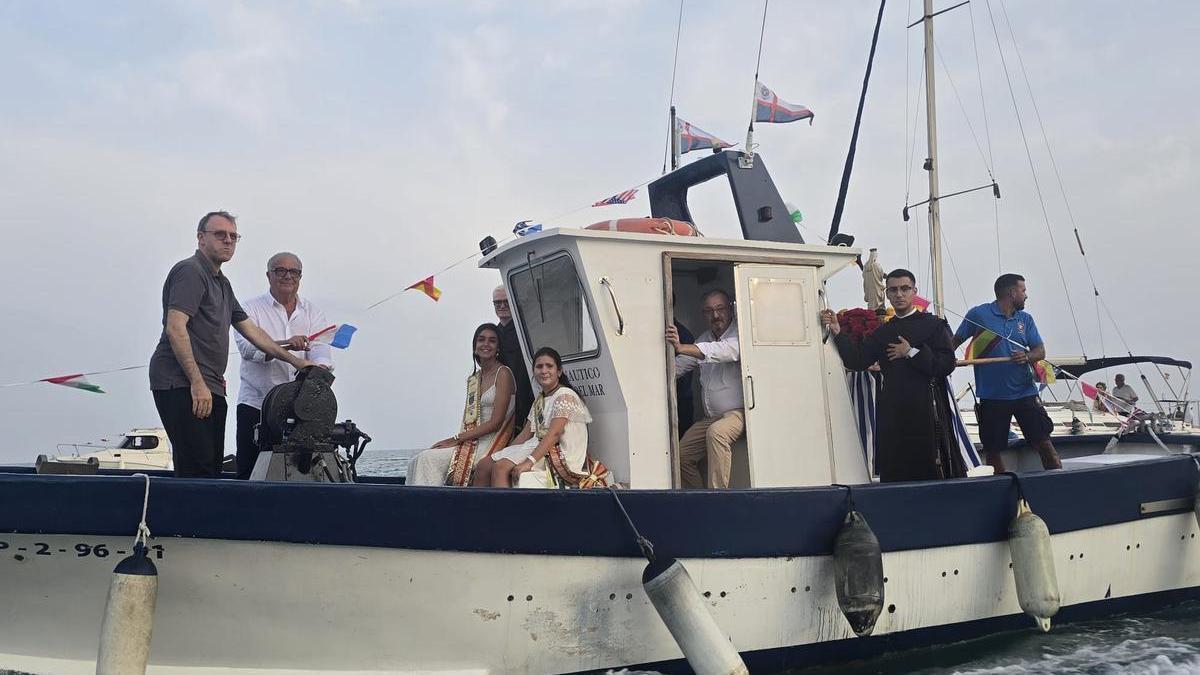 El alcalde, Rafael Albert, y las representantes festivas no han faltado.