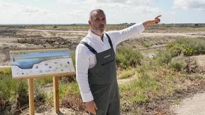 El chef Ángel León, en las marismas abandonadas junto al restaurante Aponiente (El Puerto de Santa María, Cádiz) que ha ayudado a convertir en un huerto marino abierto al público.