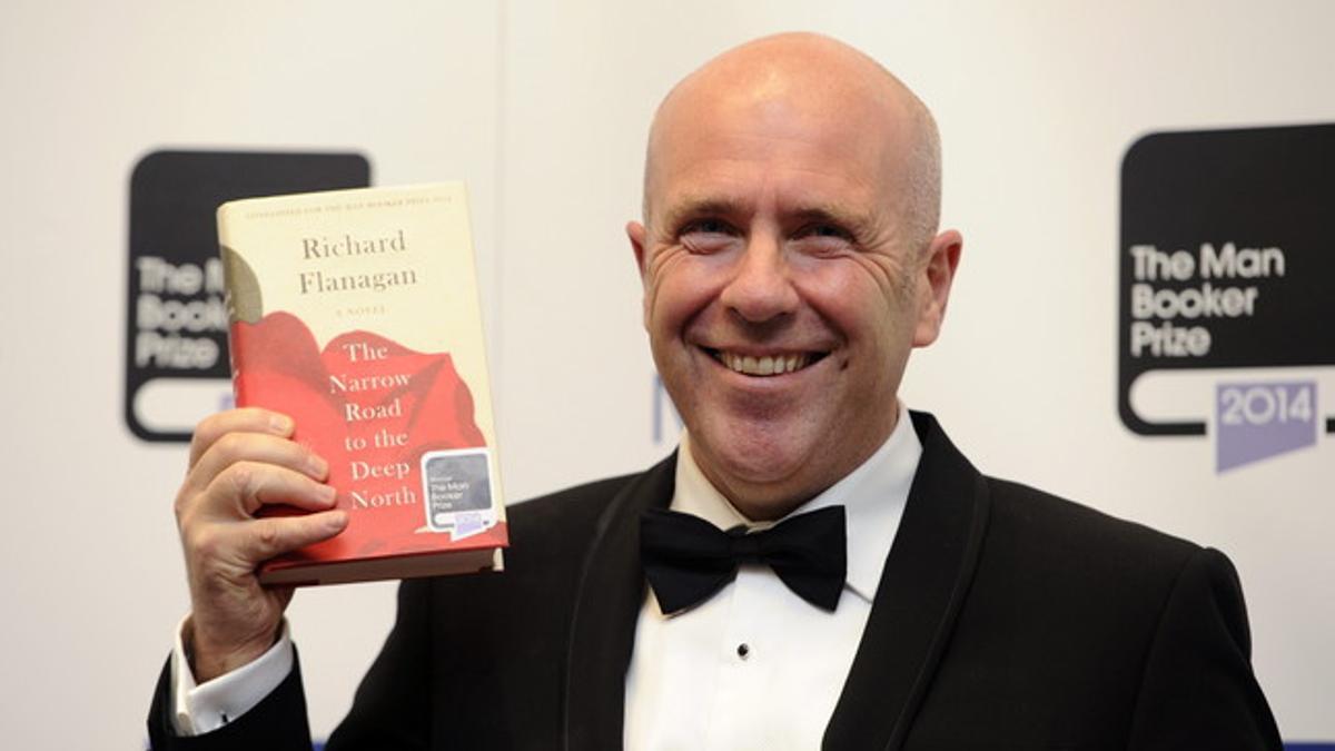 Richard Flanagan posa con la novela que le ha valido el Man Booker, anoche en Londres.