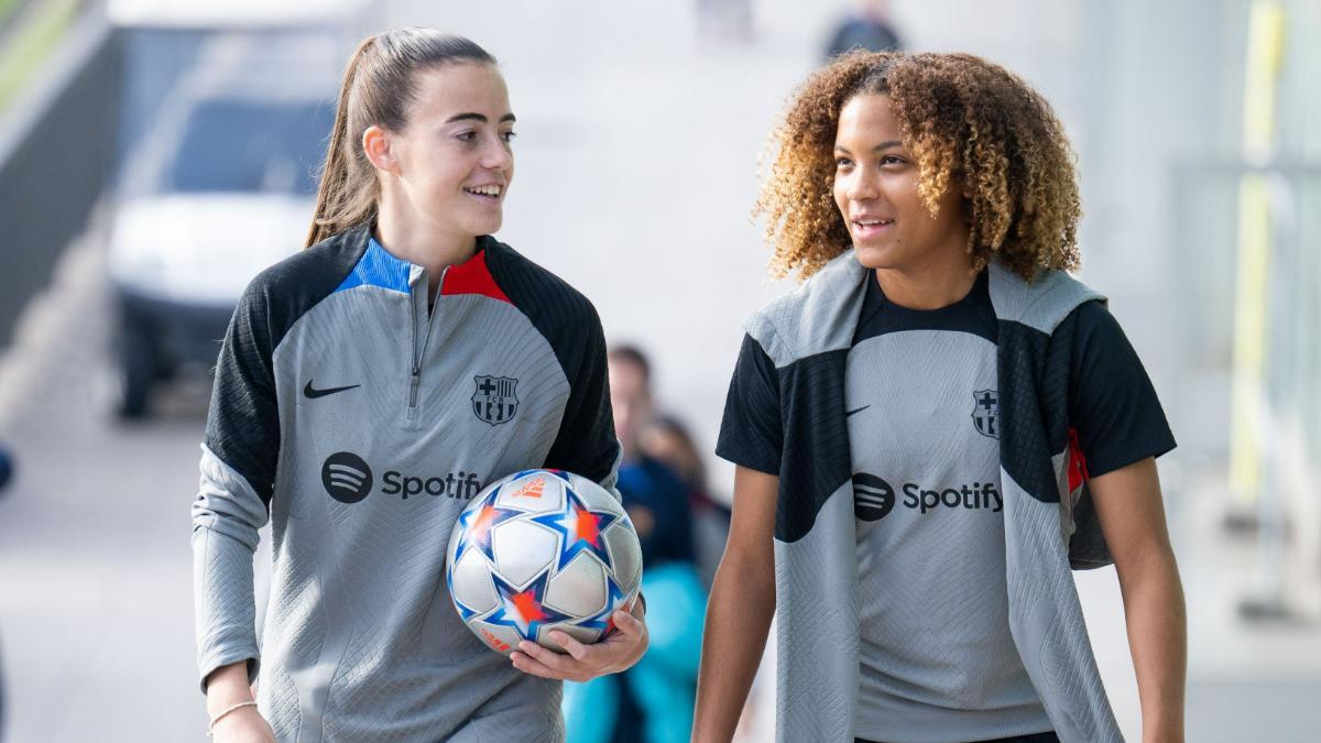 Maria Pérez y Vicky López con el primer equipo del Barça