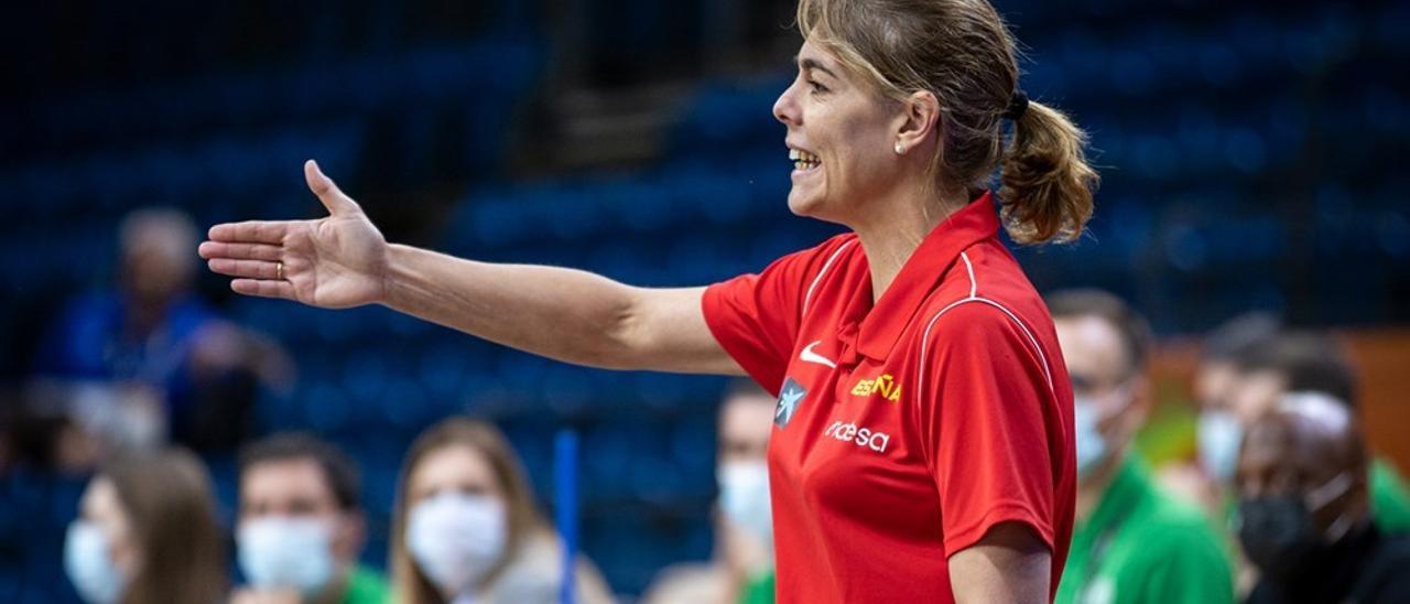 La entrenadora egabrense Cristina Cantero da instrucciones durante el Mundial sub 17 femenino.