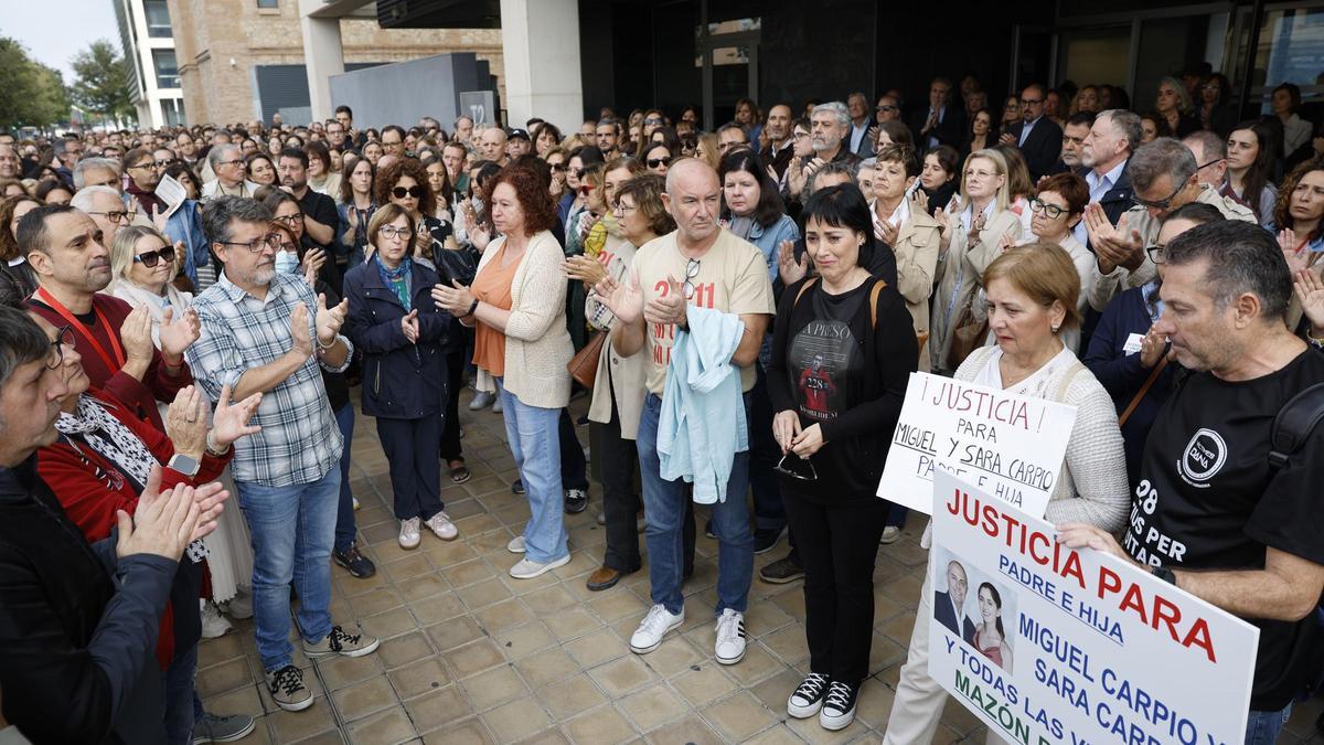 Toñi García, de negro en el centro, durante el homenaje.