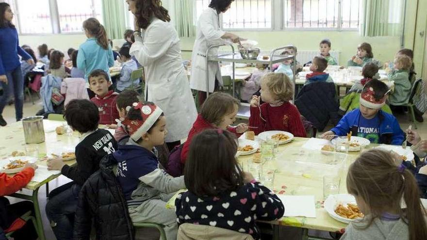 Niños en el comedor escolar del colegio de Villafría.