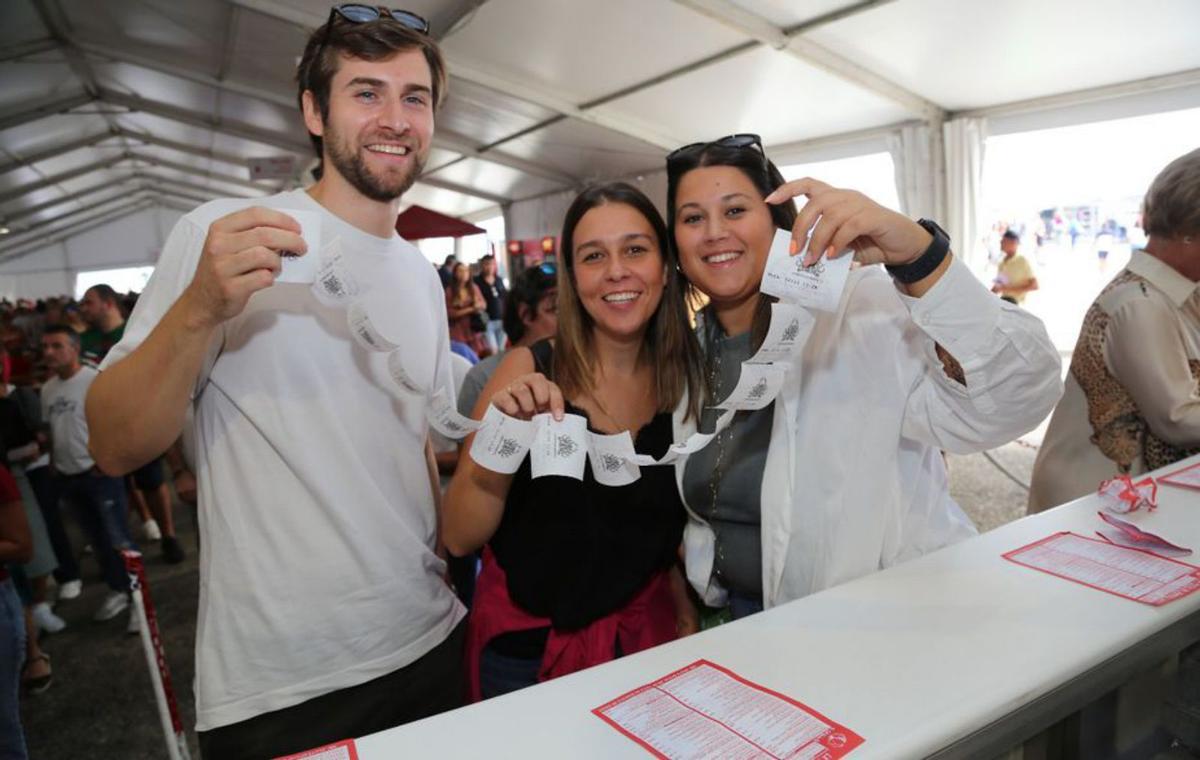 Colas ante la caja a primera hora de la tarde. | // FDV